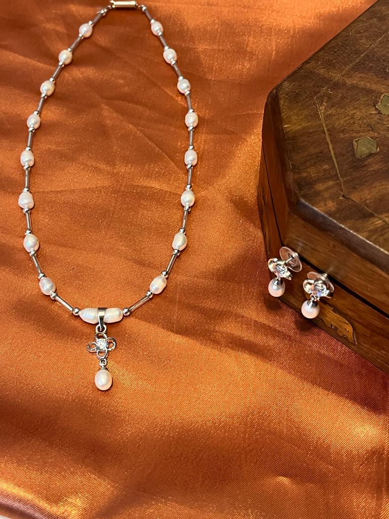 Pearl necklace with earrings Sleek Design